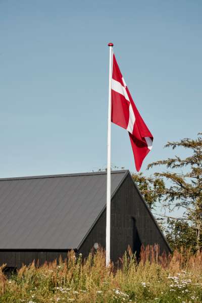 Flaget er hejst for det nye hus med det populære ståltag, Brådalvej 25, 9210 Aalborg SØ